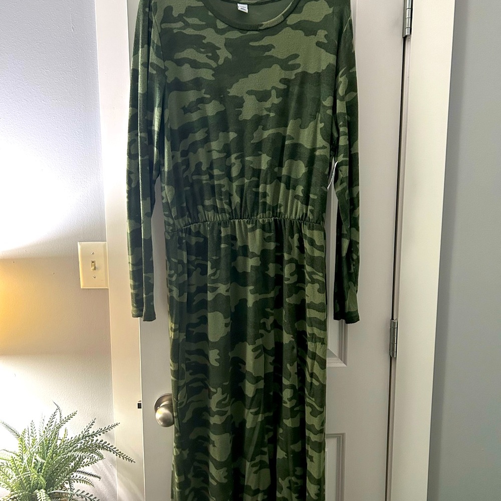 Old Navy waist defined dress! NWT. Very cute.